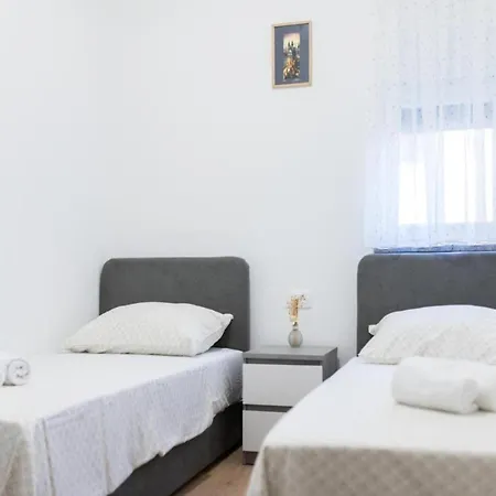 Mihael House - Three Bedroom With Jacuzzi Prázdninový dům