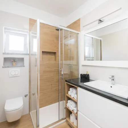 Prázdninový dům Mihael House - Three Bedroom With Jacuzzi
