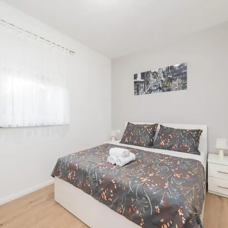 Mihael House - Three Bedroom With Jacuzzi Prázdninový dům