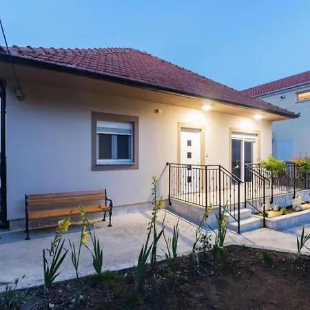 Mihael House - Three Bedroom With Jacuzzi Vakantiehuis *