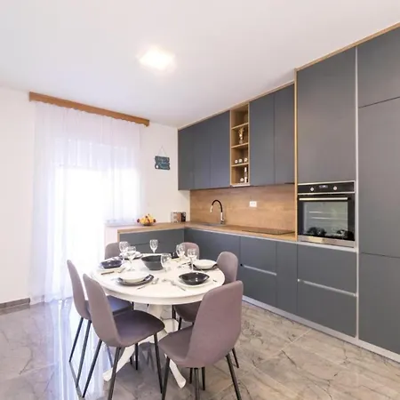 Mihael House - Three Bedroom With Jacuzzi بيت للعطل زادار