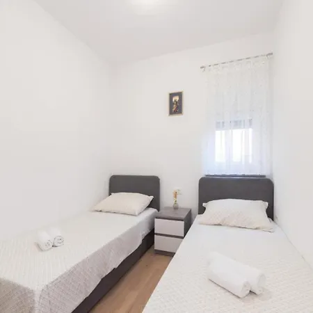 בית נופש Mihael House - Three Bedroom With Jacuzzi זאדאר