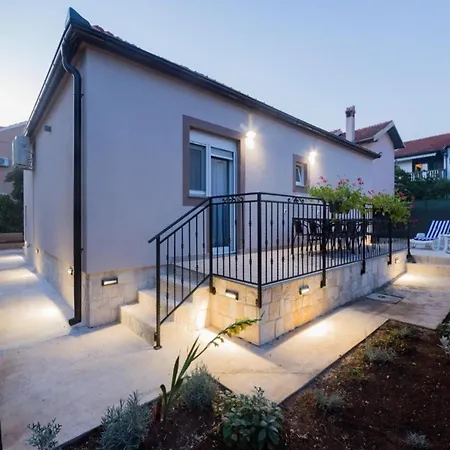 Mihael House - Three Bedroom With Jacuzzi زادار