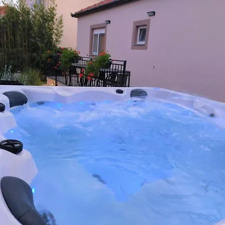 Mihael House - Three Bedroom With Jacuzzi *