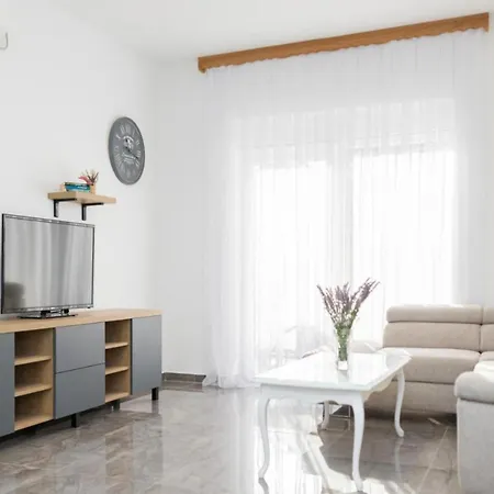 Vakantiehuis Mihael House - Three Bedroom With Jacuzzi *