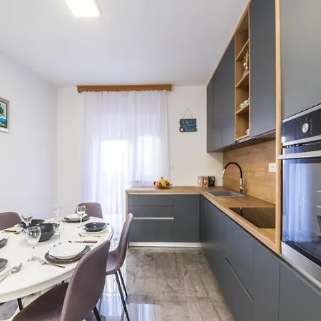 Mihael House - Three Bedroom With Jacuzzi * زادار
