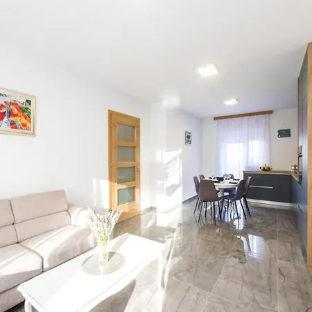 Mihael House - Three Bedroom With Jacuzzi بيت للعطل زادار